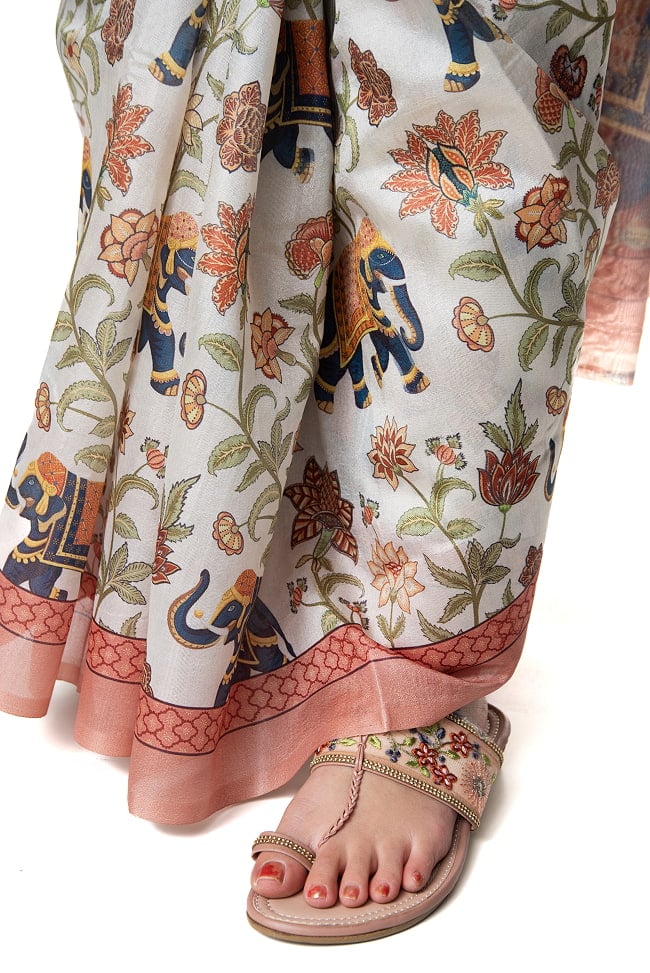 ムガル風 レトロ調 アニマル×ボタニカルプリントサリー 9 - 足元はこのようになっています。