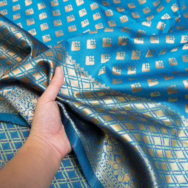 マハラニ風　ゴールデンボーダーのゴージャスサリー 11 - 生地は透け感がなくしっかりした印象です。