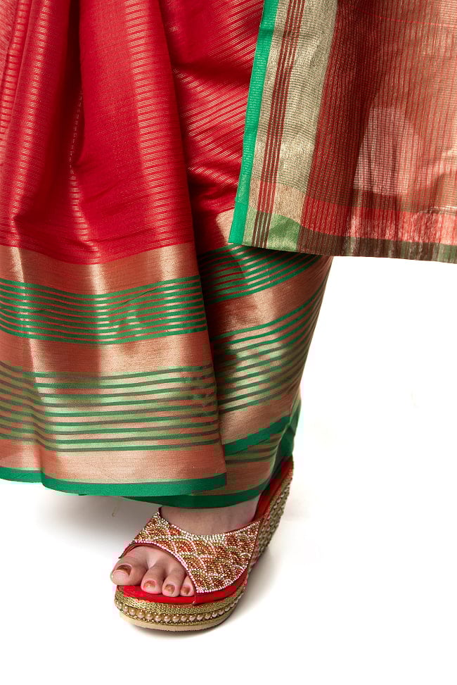 透け感素材　ゴールデンストライプの　オーガンジーサリー 8 - 足元はこのようになっています。