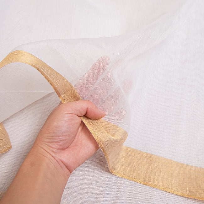 ケララの白いサリー　ケララカサヴ　クラシカル　シンプル 11 - 生地の透け感はこんな感じです