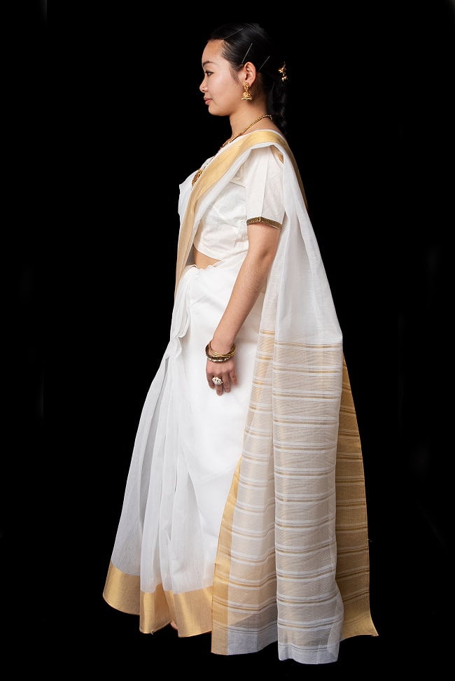 ケララの白いサリー　ケララカサヴ　クラシカル　シンプル 3 - 真横から見てみました。