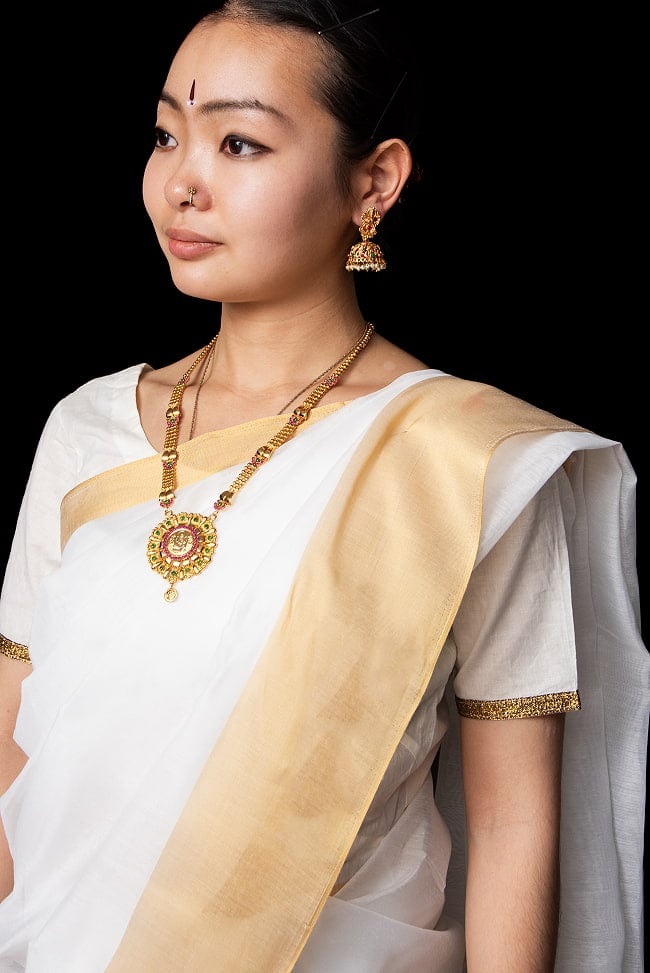 ケララの白いサリー　ケララカサヴ　クラシカル　シンプル 6 - バストアップ