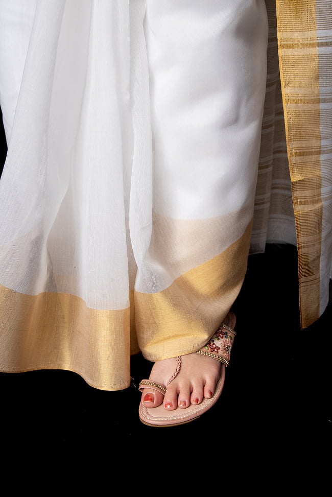 ケララの白いサリー　ケララカサヴ　クラシカル　シンプル 8 - 足元はこのようになっています。
