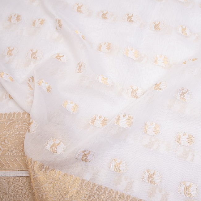 ケララの白いサリー　ゴージャス　ゴールデン　刺繍入り　ケララカサヴ 10 - ボディ部分の柄をアップにしてみました