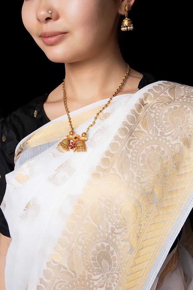 ケララの白いサリー　ゴージャス　ゴールデン　刺繍入り　ケララカサヴ 6 - バストアップ