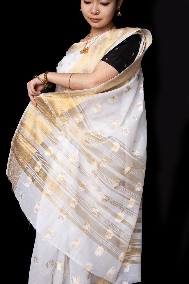 ケララの白いサリー　ゴージャス　ゴールデン　刺繍入り　ケララカサヴ 7 - サリーの模様部分を広げてみました。
