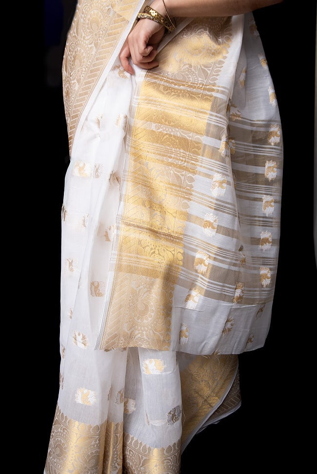 ケララの白いサリー　ゴージャス　ゴールデン　刺繍入り　ケララカサヴ 8 - 裾周りの様子です。