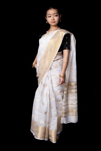 ケララの白いサリー ゴージャス ゴールデン 刺繍入り ケララカサヴ