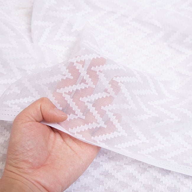 透かし模様の　ホワイトサリー 11 - 生地の透け感はこんな感じです