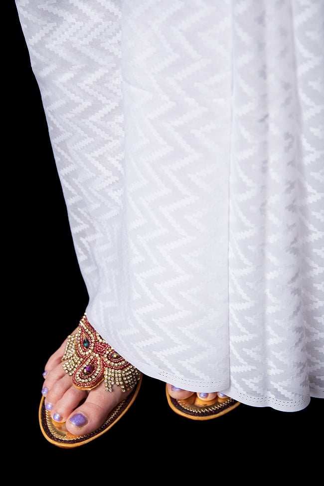 透かし模様の　ホワイトサリー 9 - 足元はこのようになっています。