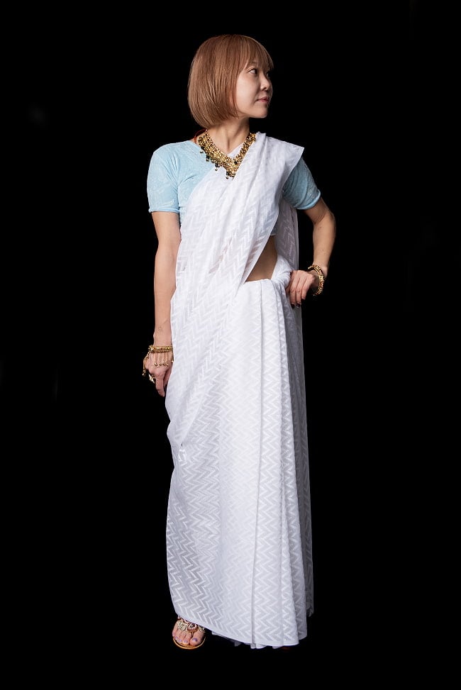 透かし模様の　ホワイトサリーの写真サリー,民族衣装,デコレーション布,インド 布,更紗,舞台装飾,生地,ファブリック,インドサリー,saree,透け感,白 サリー,シンプル