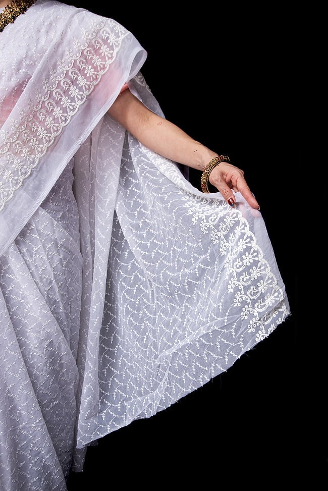 レース地の　ホワイトサリー 8 - サリーの模様部分を広げてみました。