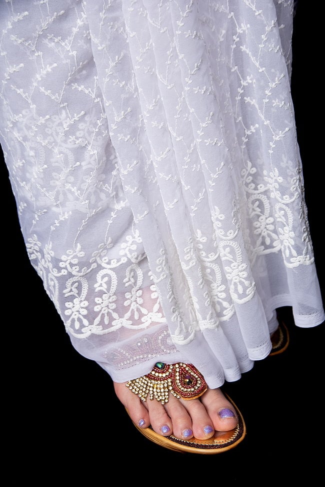 レース地の　ホワイトサリー 9 - 足元はこのようになっています。