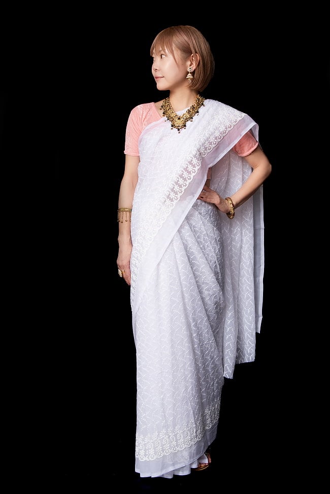 レース地の　ホワイトサリーの写真サリー,民族衣装,デコレーション布,インド 布,更紗,舞台装飾,生地,ファブリック,インドサリー,saree,レース,レース生地,総レース,白 サリー,シンプル