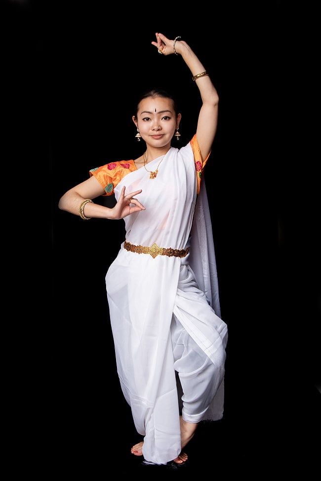 シンプルボーダーの　ホワイトサリー 12 - 長いので色々な着方ができます。こちらはダンスにもぴったりなパンツスタイルの巻き方。