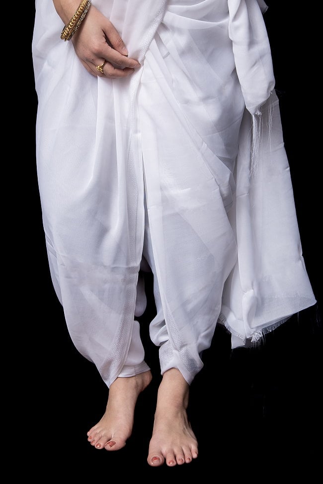 シンプルボーダーの　ホワイトサリー 13 - パンツスタイルで巻くと足元はこんな感じになります