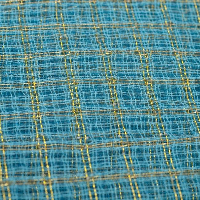 金糸入りコットンサリー - 水 3 - 布地の拡大です。シースルーになるように間隔のある織りで作られています
