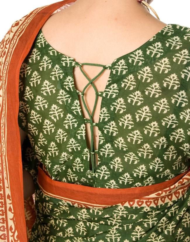 コットンサリー、チョリ、2点セット【オレンジ茶】 9 - 後ろの紐はこのように交差して調整します。こちらは同じデザインの色違いになります。