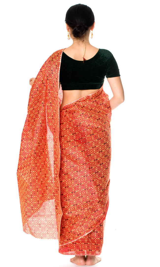 インドサリー【伝統柄】 赤オレンジ 3 - 後ろ姿です。後ろ姿はチョリが前面に比べて見えるので、チョリでこだわりを出したい場合は、後にデザインが施されているものを選ぶとぴったりですよ!