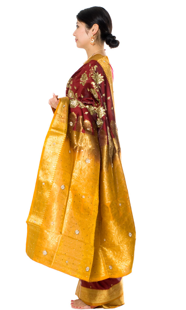 ベナレスのインドサリー【金糸刺繍ゴージャス】 えんじ 2 - 横からの姿はこんな感じです。