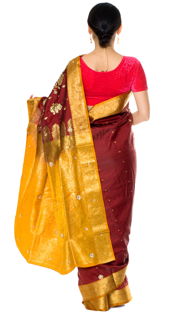 ベナレスのインドサリー【金糸刺繍ゴージャス】 えんじ 3 - 後ろ姿です。後ろ姿はチョリが前面に比べて見えるので、チョリでこだわりを出したい場合は、後にデザインが施されているものを選ぶとぴったりですよ!