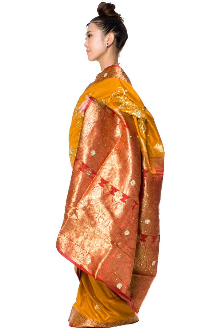 ベナレスのインドサリー【金糸刺繍ゴージャス】 黄色 2 - 横からの姿はこんな感じです。