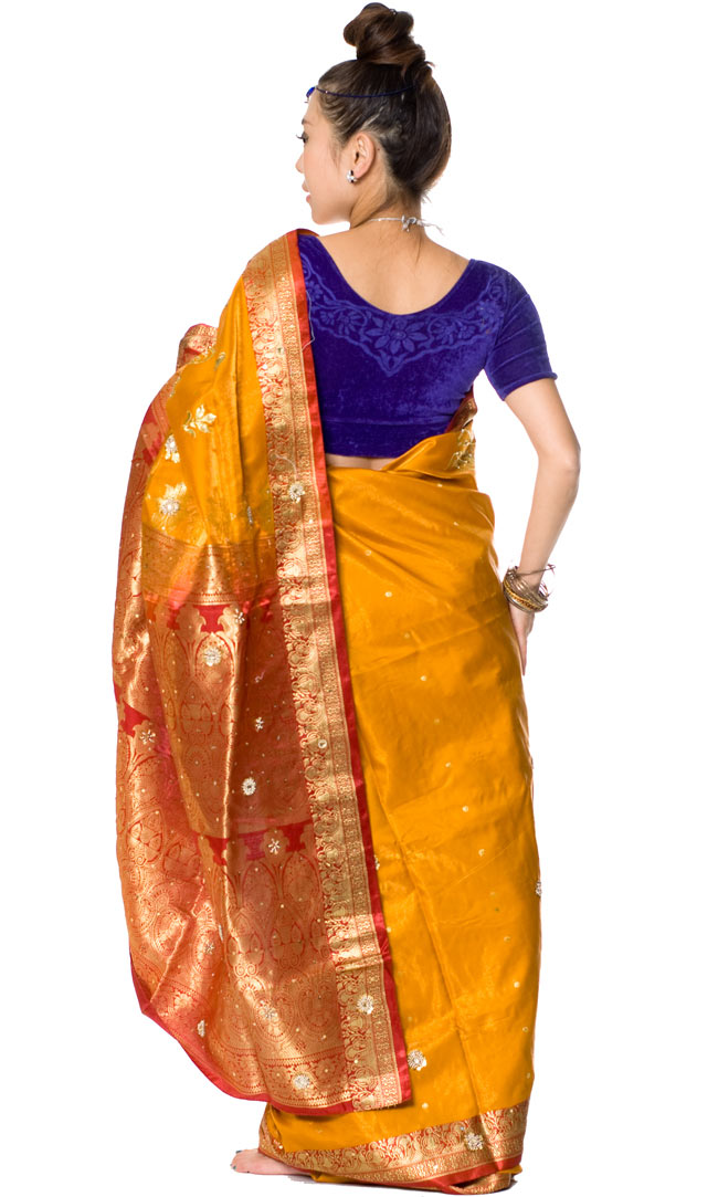 ベナレスのインドサリー【金糸刺繍ゴージャス】 黄色 3 - 後ろ姿です。後ろ姿はチョリが前面に比べて見えるので、チョリでこだわりを出したい場合は、後にデザインが施されているものを選ぶとぴったりですよ!