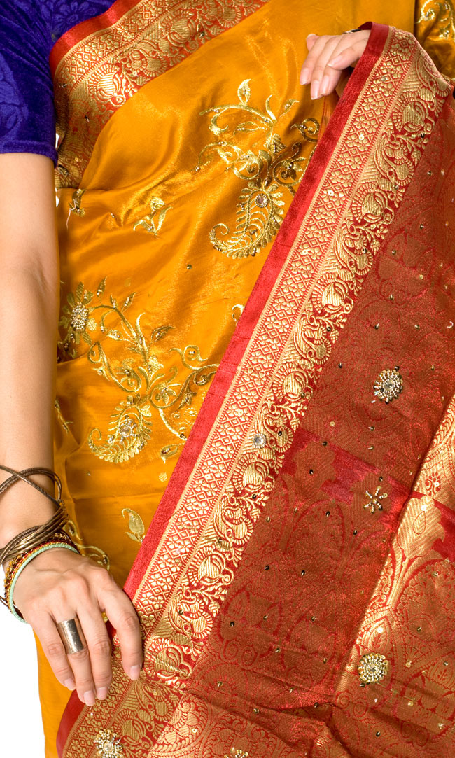 ベナレスのインドサリー【金糸刺繍ゴージャス】 黄色 5 - インドらしいデザインがとても美しいです。