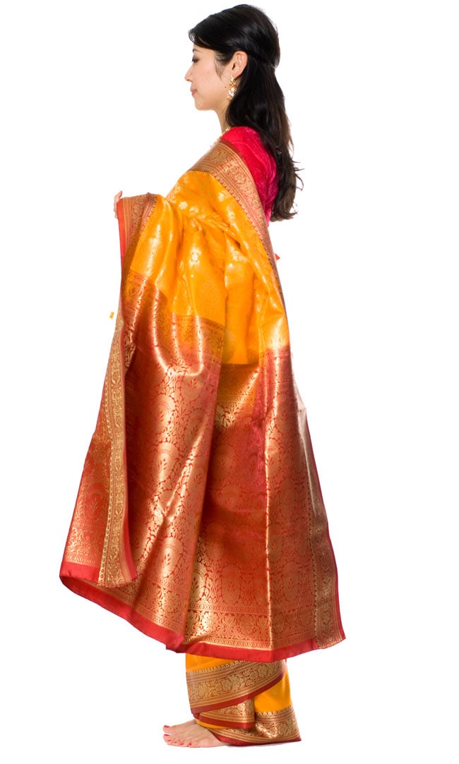 ベナレスのインドサリー【金糸光沢】 黄色 2 - 横からの姿はこんな感じです。