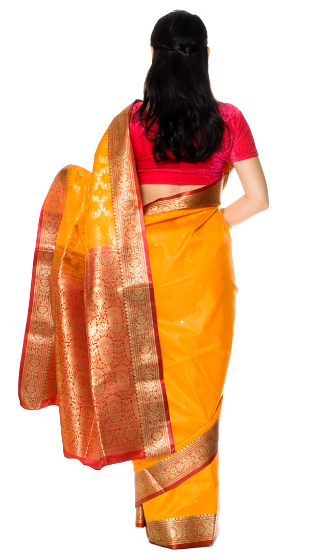 ベナレスのインドサリー【金糸光沢】 黄色 3 - 後ろ姿です。後ろ姿はチョリが前面に比べて見えるので、チョリでこだわりを出したい場合は、後にデザインが施されているものを選ぶとぴったりですよ!