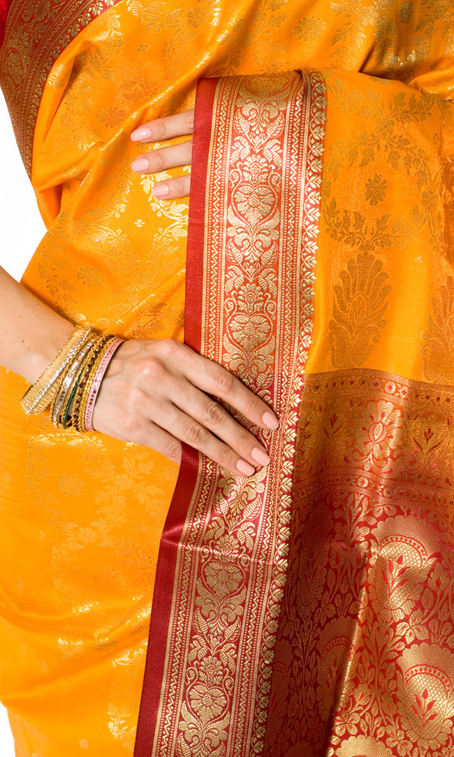 ベナレスのインドサリー【金糸光沢】 黄色 5 - インドらしいデザインがとても美しいです。