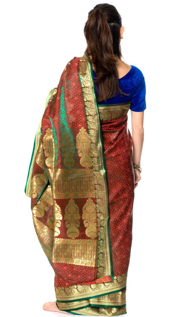 ベナレスのインドサリー【金糸刺繍】 赤×緑 3 - 後ろ姿です。後ろ姿はチョリが前面に比べて見えるので、チョリでこだわりを出したい場合は、後にデザインが施されているものを選ぶとぴったりですよ!