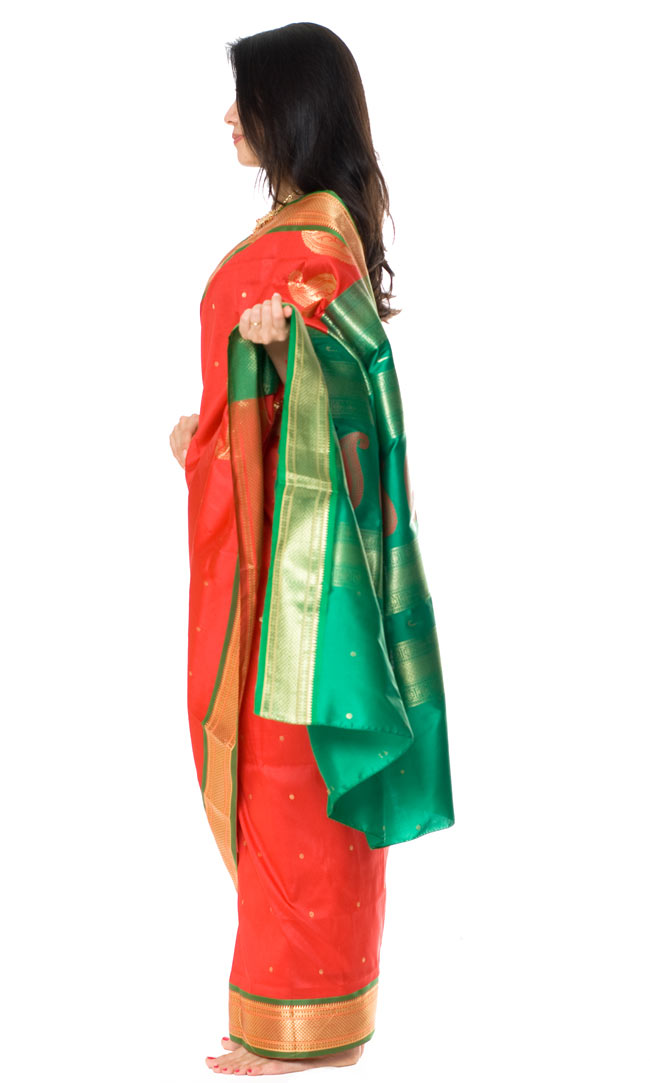 ベナレスのインドサリー【ライン・光沢】 赤×緑 2 - 横からの姿はこんな感じです。