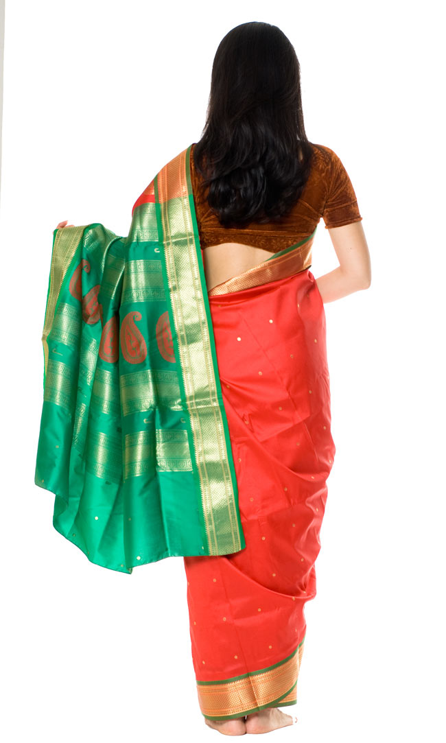 ベナレスのインドサリー【ライン・光沢】 赤×緑 3 - 後ろ姿です。後ろ姿はチョリが前面に比べて見えるので、チョリでこだわりを出したい場合は、後にデザインが施されているものを選ぶとぴったりですよ!