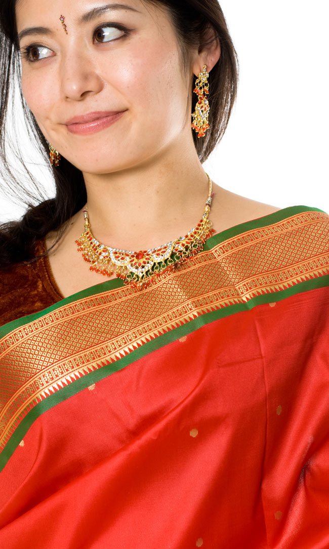 ベナレスのインドサリー【ライン・光沢】 赤×緑 4 - 胸元をアップにしてみました。