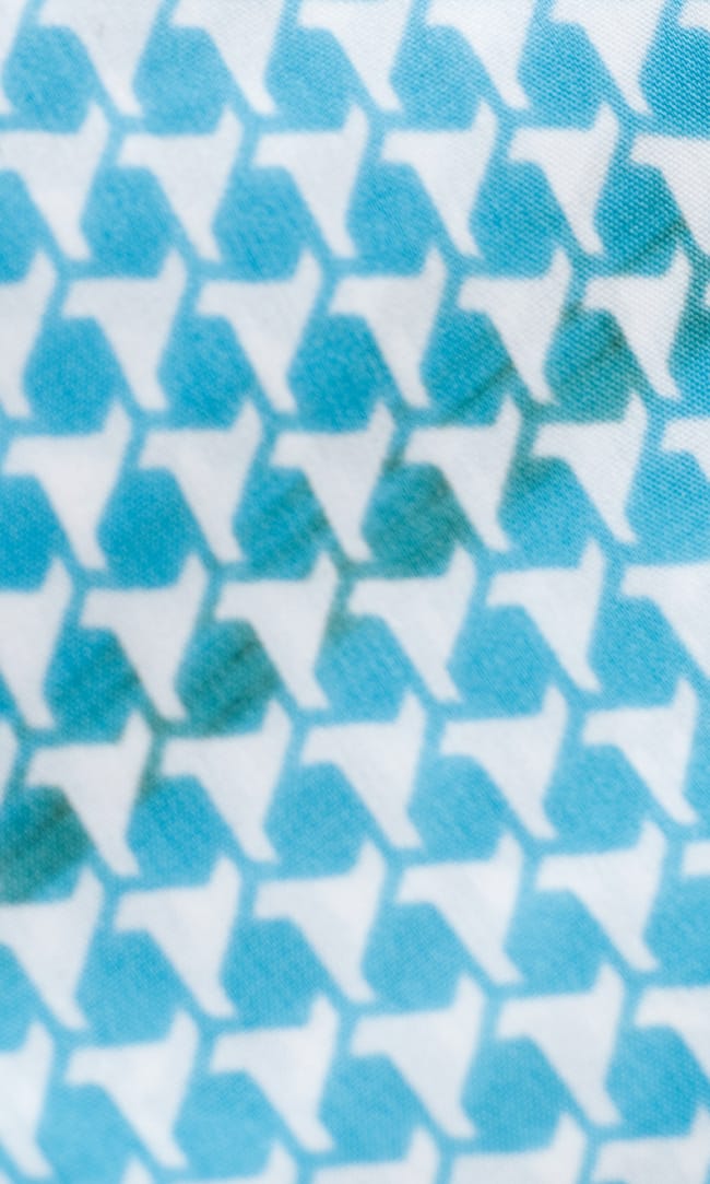 インドサリー【小花】 全4色 11 - このような汚れやシミがある場合もございますが、現地で地元の方向けに問題なく販売されております。予めご了承くださいませ。