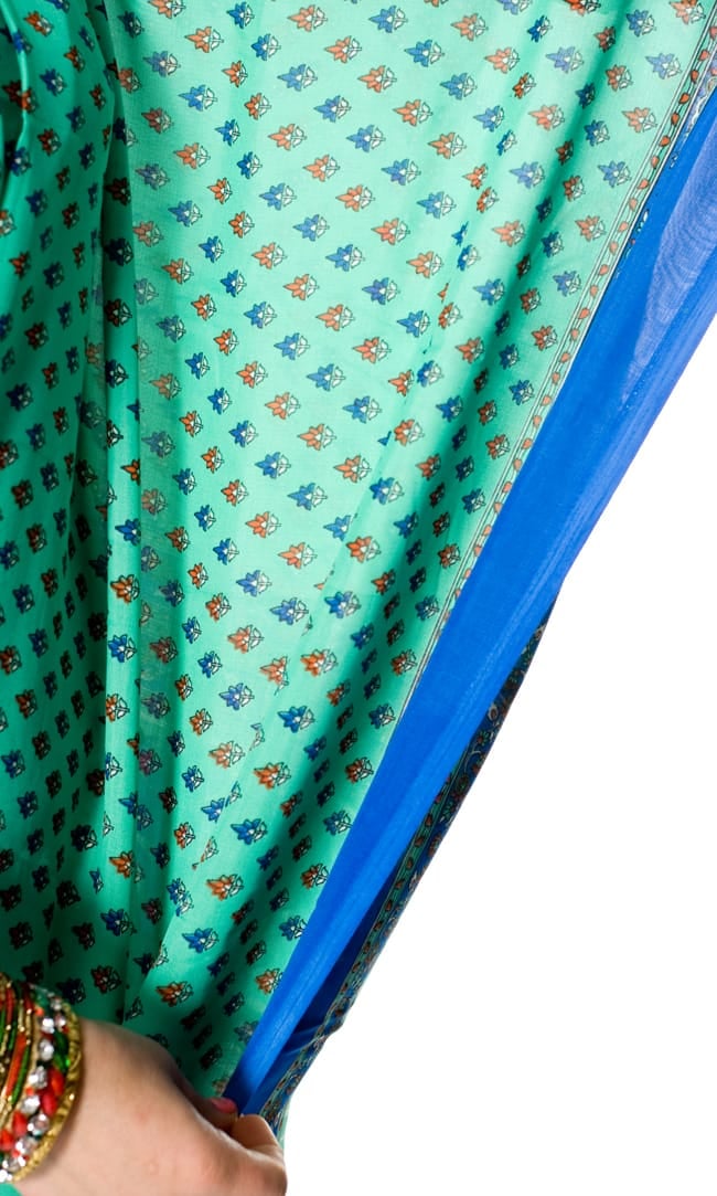 インドサリー【小花】 全4色 5 - 柄の一部をアップにしてみました。生地が柔らかいのでとても着心地が良いです。