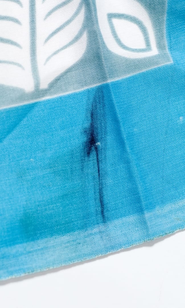 インドサリー【ペイズリー】 全4色 12 - このような汚れやシミがある場合もございますが、現地で地元の方向けに問題なく販売されております。予めご了承くださいませ。