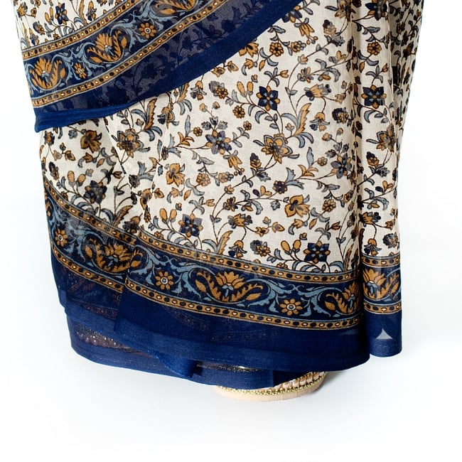 インドサリー【更紗・伝統柄】 8 - 足元はこのような感じになります。キラキラとしたサンダルなどと相性がいいです。