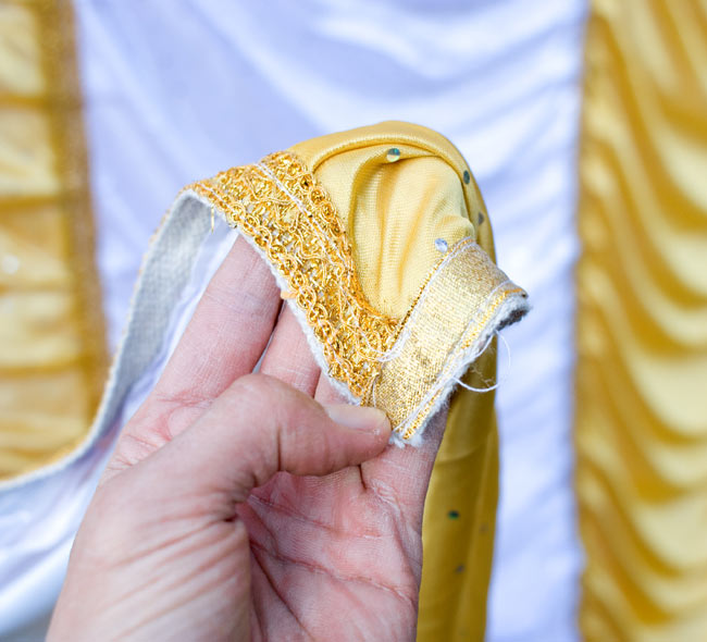 【売り切り特価】【6m x 3m】壁用デコレーション布 5 - 端っこの部分を拡大しました。端っこに止めるための紐はついていませんので、タッカーなどで固定するか、紐で引っ張る場合は端っこを縛ってから引っ張ってください