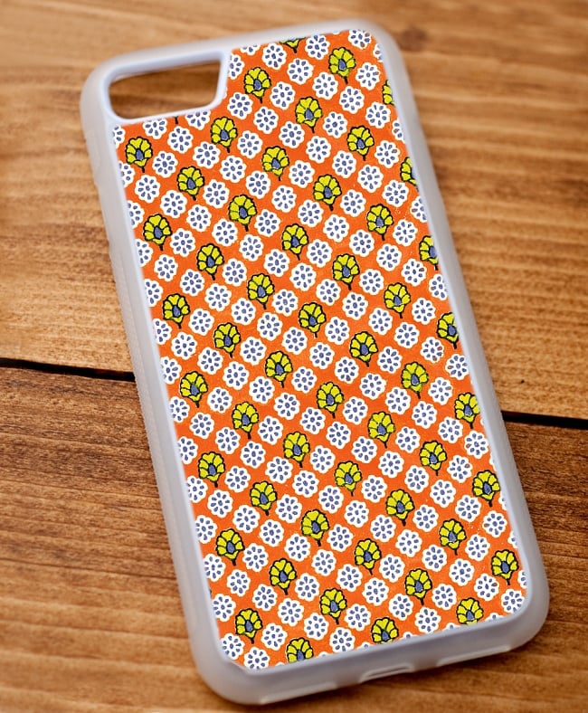 オレンジ小花模様【ティラキタオリジナルiPhone7/7s/8ケース】 3 - 白のTPUケースではこのような感じになります。