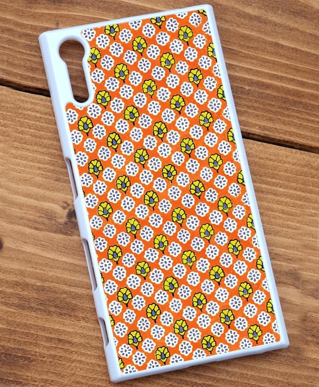 オレンジ小花模様【ティラキタオリジナルSony Xperia XZケース】 3 - 白のケースではこのような感じになります。