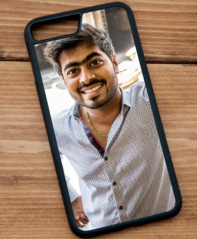 眉毛の繋がったインド人【ティラキタオリジナルiPhone7 Plusケース】 2 - 黒のTPUケースではこのような感じになります。