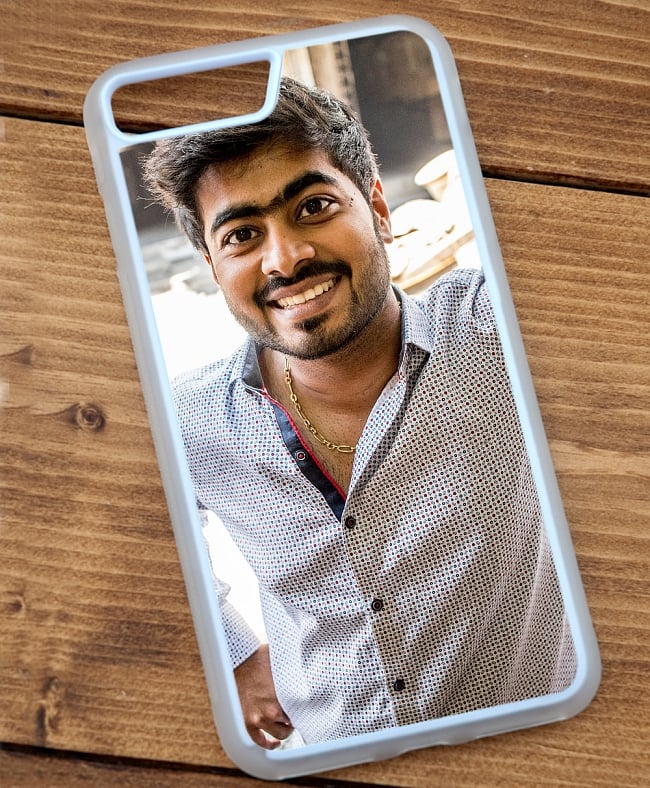 眉毛の繋がったインド人【ティラキタオリジナルiPhone7 Plusケース】 3 - 半透明のTPUケースではこのような感じになります。