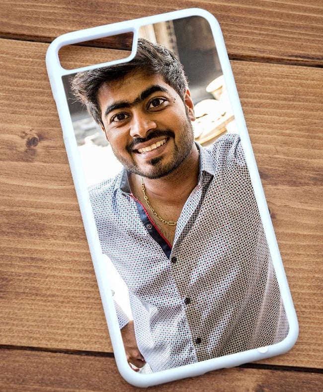 眉毛の繋がったインド人【ティラキタオリジナルiPhone7 Plusケース】 4 - 白のTPUケースではこのような感じになります。