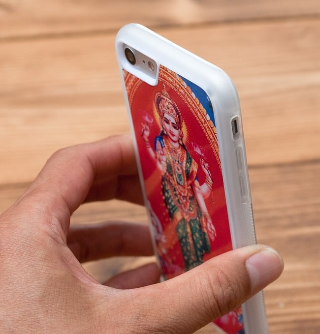 インドのご飯スマホケース【ティラキタオリジナルiPhone7/7s/8ケース】 9 - 手に持ちながら、背面を撮影しました(印刷のデザインは異なります)