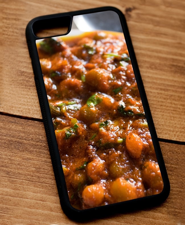 インドのご飯スマホケース[ひよこ豆とマトン煮込み]【ティラキタオリジナルiPhone7/7s/8ケース】 2 - 黒のTPUケースではこのような感じになります。