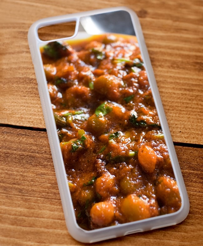 インドのご飯スマホケース[ひよこ豆とマトン煮込み]【ティラキタオリジナルiPhone7/7s/8ケース】 3 - 半透明のTPUケースではこのような感じになります。