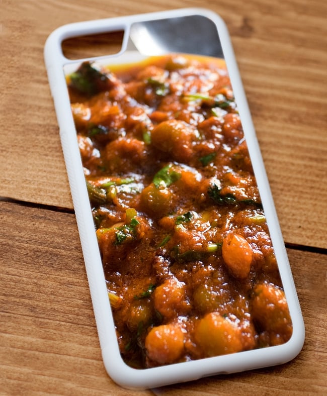 インドのご飯スマホケース[ひよこ豆とマトン煮込み]【ティラキタオリジナルiPhone7/7s/8ケース】 4 - 白のTPUケースではこのような感じになります。