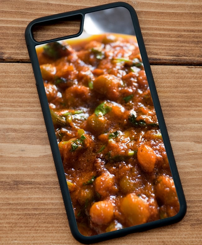 インドのご飯スマホケース[ひよこ豆とマトン煮込み]【ティラキタオリジナルiPhone7 Plusケース】 2 - 黒のTPUケースではこのような感じになります。